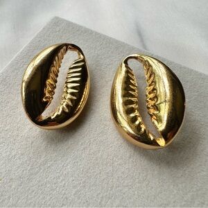 1960 Vintage Signed Coreen Simpson Shell Gold Tone Earrings